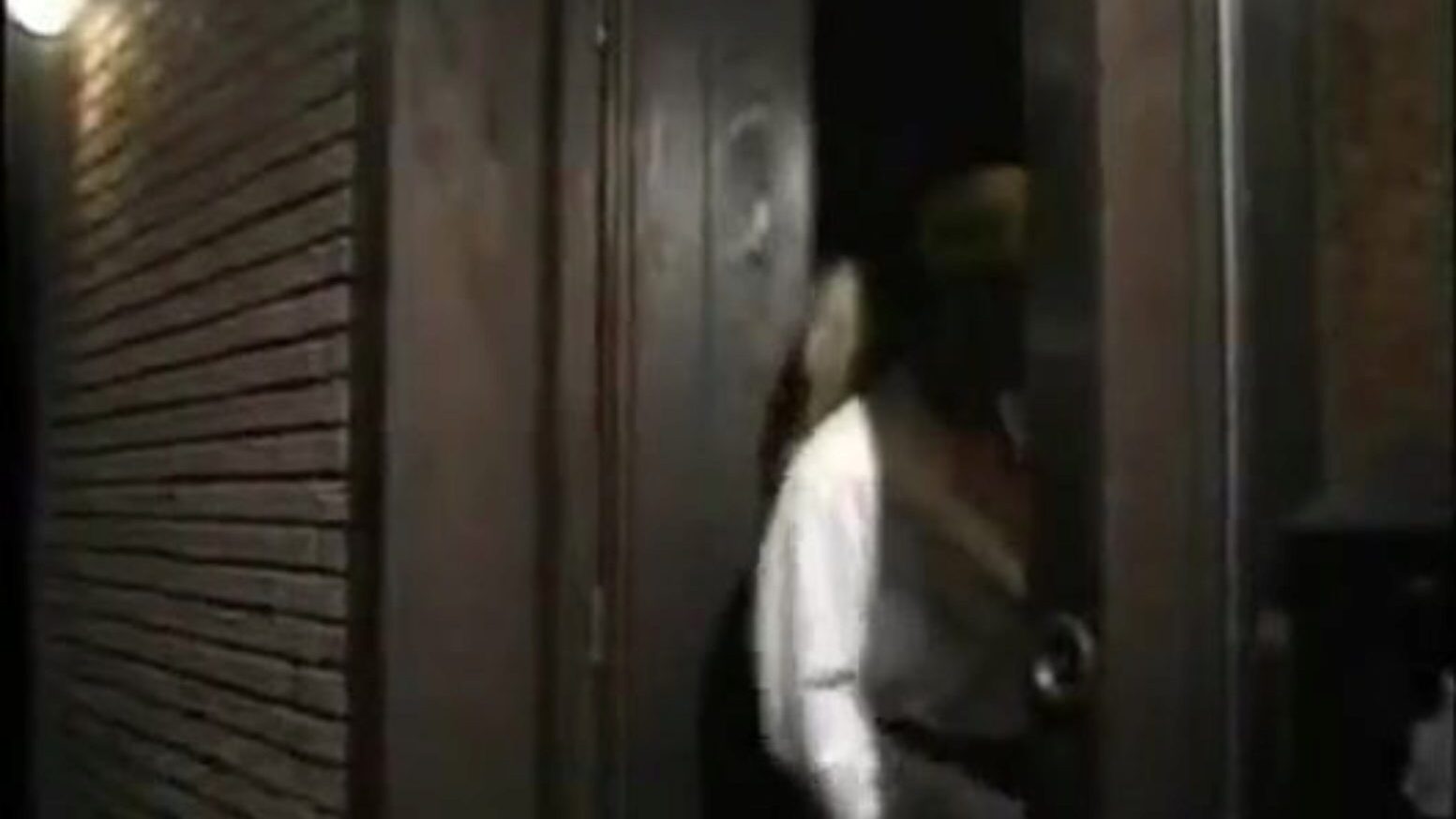 xxx  σπιτική  σκηνή γερμανικής ταινίας Η σέξι μαμά παίρνει τον θετό γιο και τον φίλο τουxxx